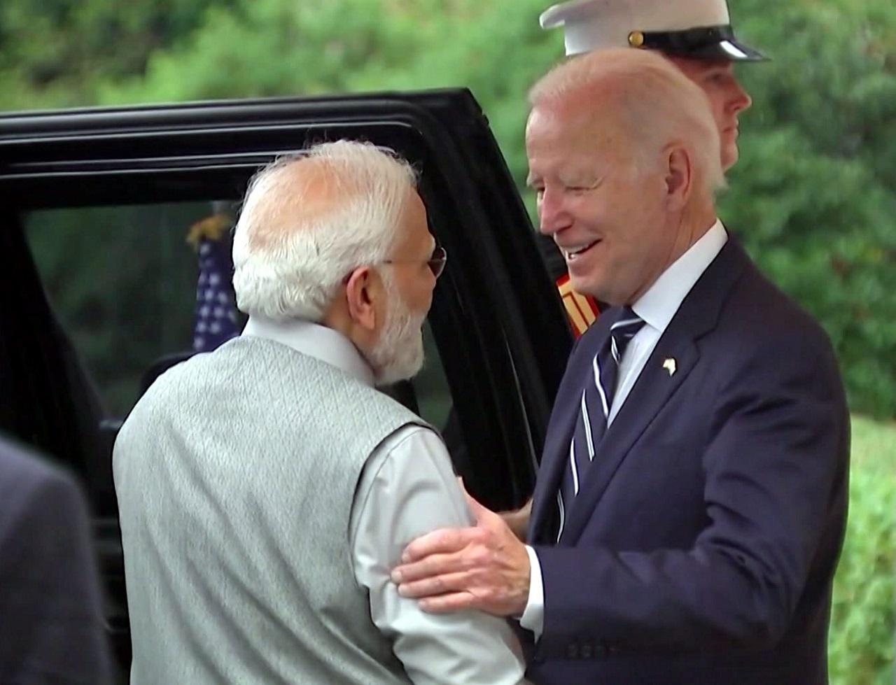 Before entering the White House, the prime minister, the president and the first lady had a short conversation