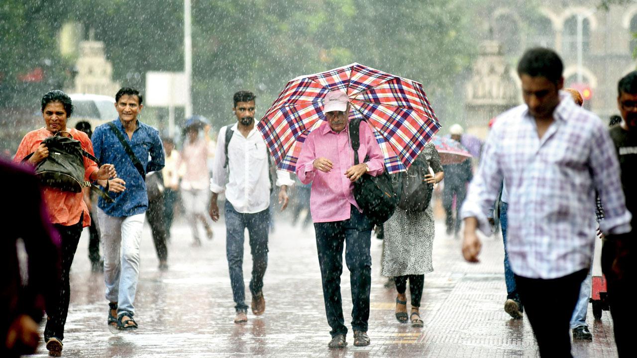Mumbaikars are lashed by a pre-monsoon shower at Fort on June 13. Pic/Sameer Markande