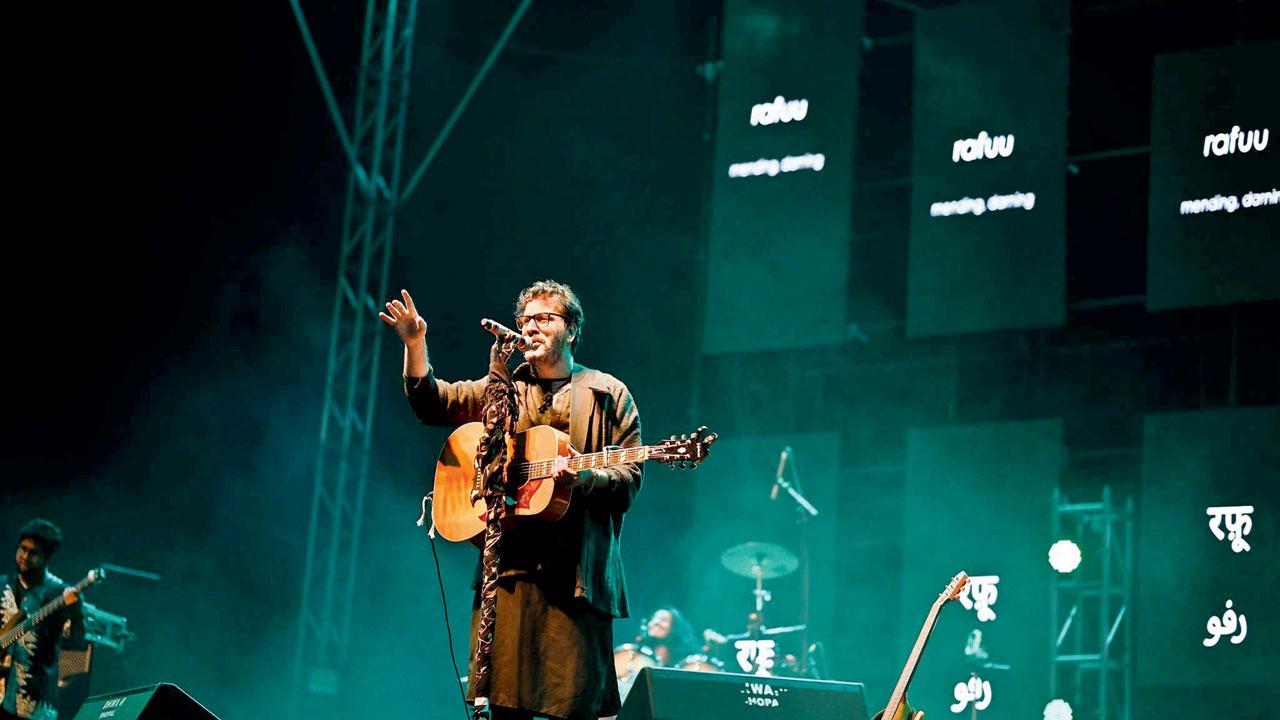 Muneem performs at a concert