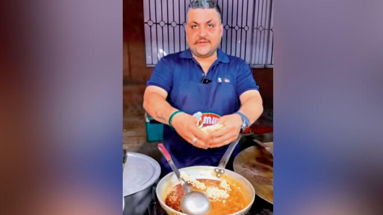 While the Delhi street vendor made a mutton curry-version of Maggi, if you love samosa and Maggi, this delicious fusion served at Kill No Kalorie in Thane West, in a cheesy and spicy mix makes for a hearty meal. It is available between 12:30 pm - 10 pm for Rs 140. 
