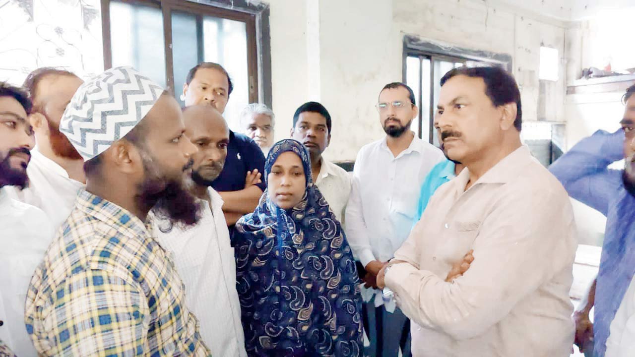 The family of the deceased with senior Congress party member Naseem Khan