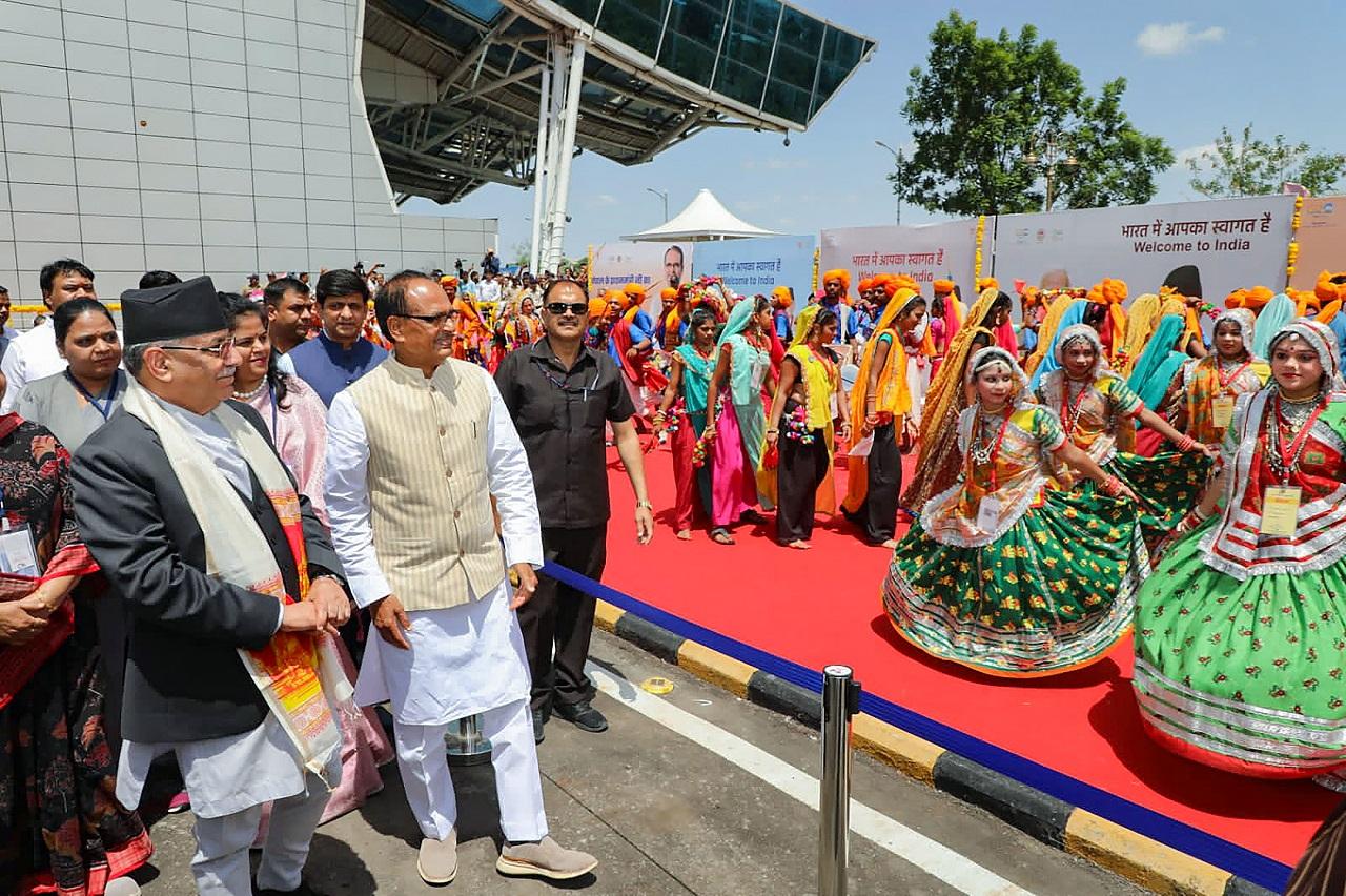 Traditional dance was performed at the airport by a group of artistes in honour of the guests from Nepal. Members of the local Nepalese community raised the slogans of 