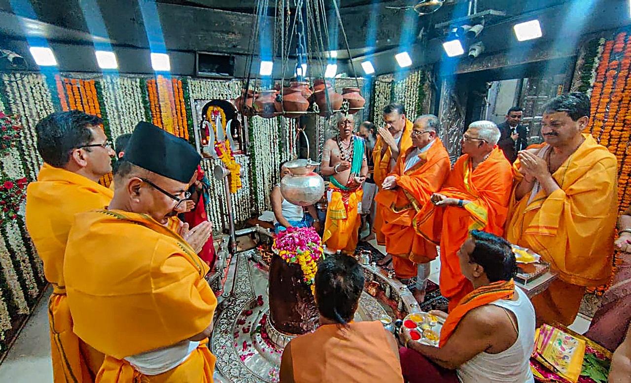 After their interaction, Prachanda left by road for the famous Mahakaleshwar temple in Ujjain, one of the 12 'jyotirlingas' in the country, located around 55 km away from Indore