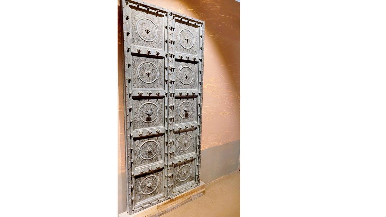 This ornate kitchen door is part of the museum’s collection. We learn that the display spotlights loan objects sourced by the students of museology. Loaning serves as a lesson in responsibility-building.