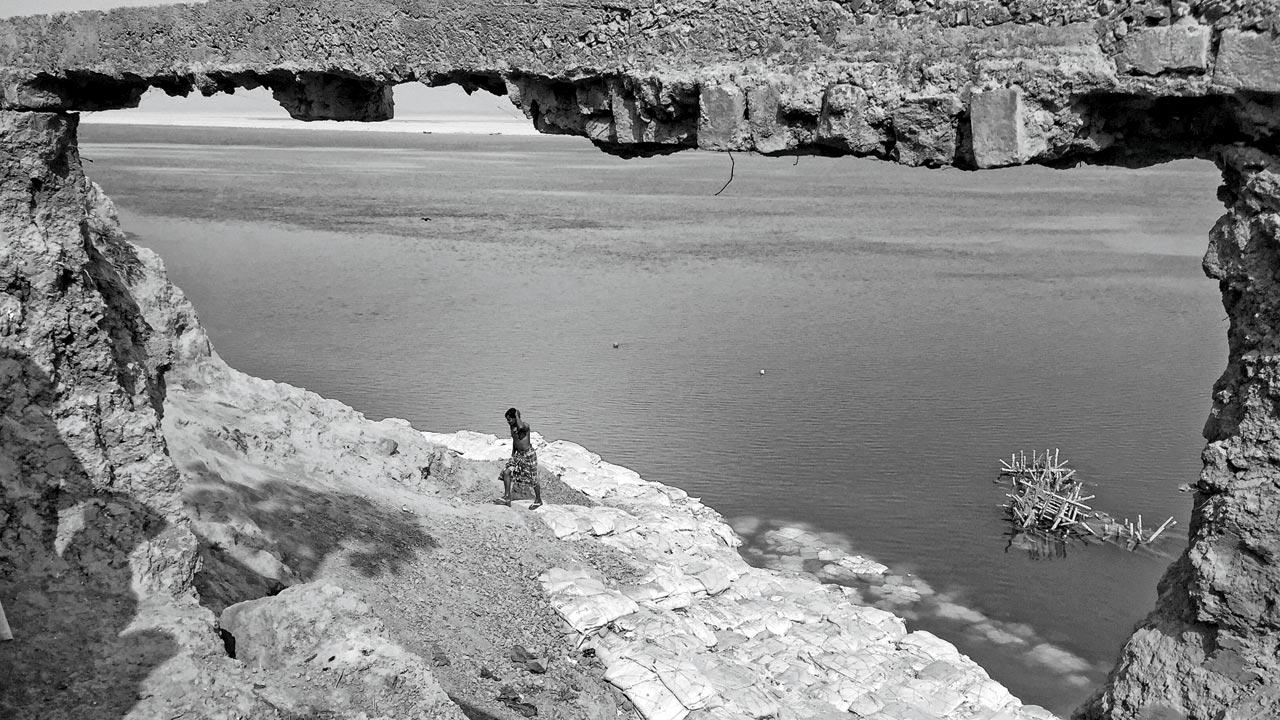 People living upstream and downstream of the Farakka Barrage often lose everything to the changed behaviours of the interrupted river. Pic/Arati Kumar-Rao