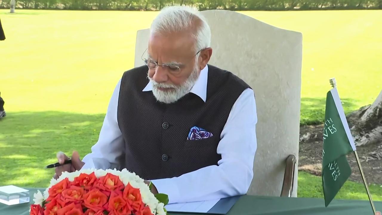 After landing in Egypt, the prime minister arrived at a hotel in Cairo amid a rousing welcome and chants of 'Vande Mataram' and 'Modi Modi'. Several members of the Indian community were present at the Ritz Carlton Hotel to welcome PM Modi