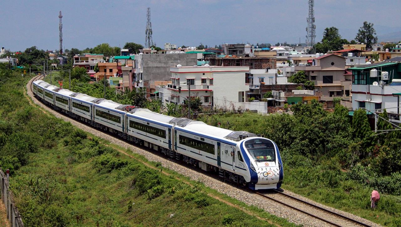 The train will pass through tunnels and railway bridges between Sidhwar (Ramgarh) and Sanki (Ranchi). It will halt at Gaya and Barkakana stations