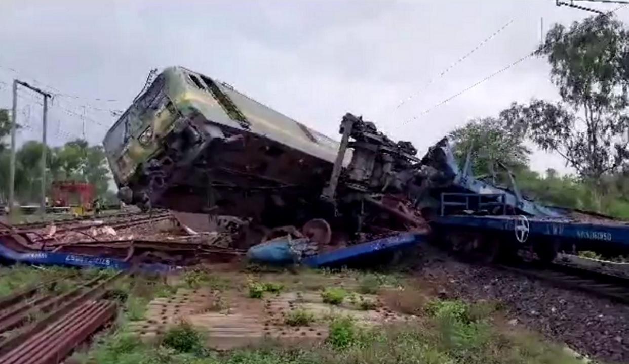West Bengal: Two Goods trains collide at Onda railway station in Bankura