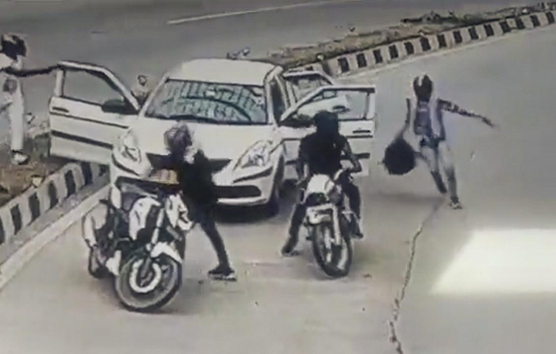 Delhi: Delivery agent, associate robbed of Rs 2 lakh at gunpoint inside Pragati Maidan tunnel