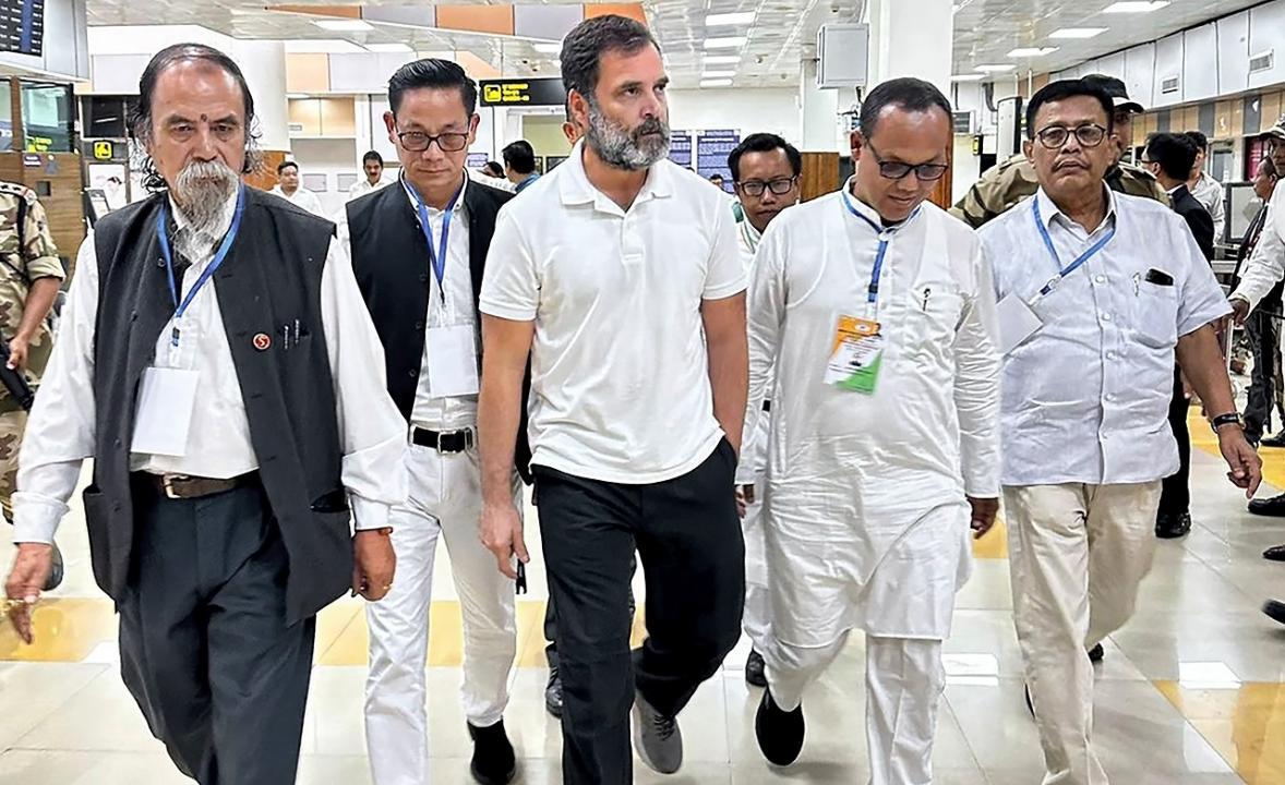 Manipur police stops Rahul Gandhi's convoy at Bishnupur