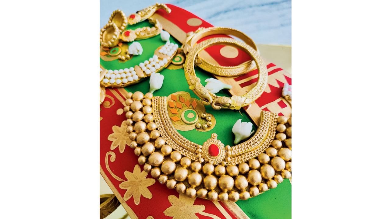 Thushi jewellery in fondant placed on the Paithani saree cake