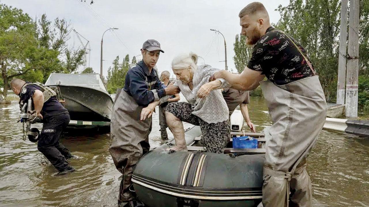Dam breach flooding leaves thousands in Ukraine with no water