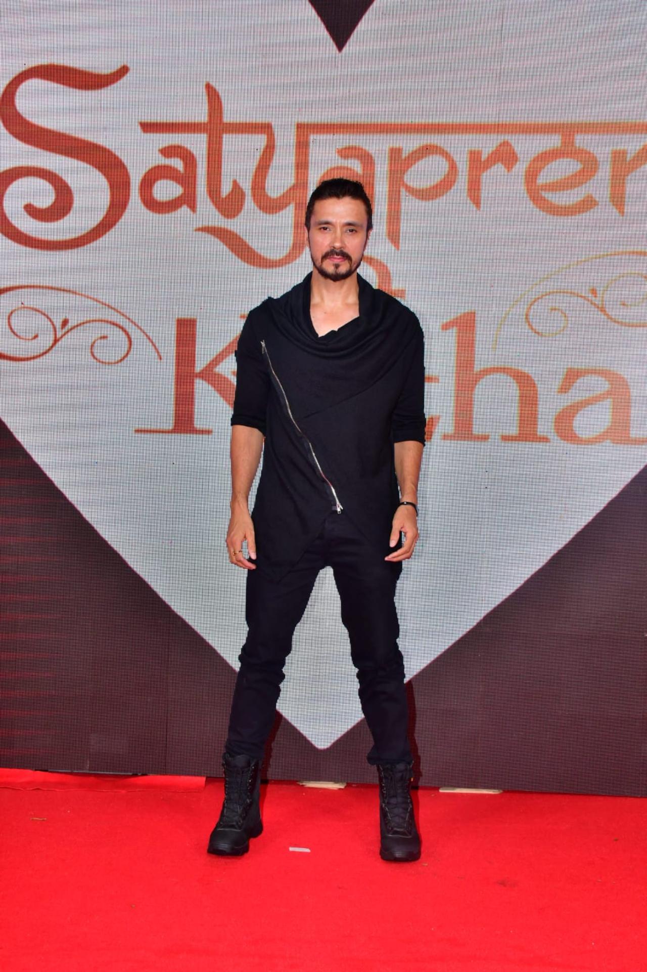 The Kashmir Files actor Darshan Kumar arrived at the screening in an all-black outfit. He bumped into Tiger Shroff at the photo-op and shared a warm moment with the action star