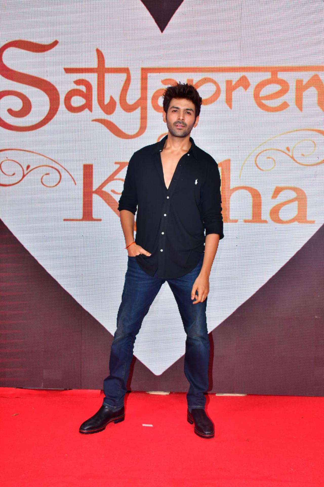 Kartik Aaryan also went for an all-black outfit for the screening. His parents were also seen at the screening cheering for him