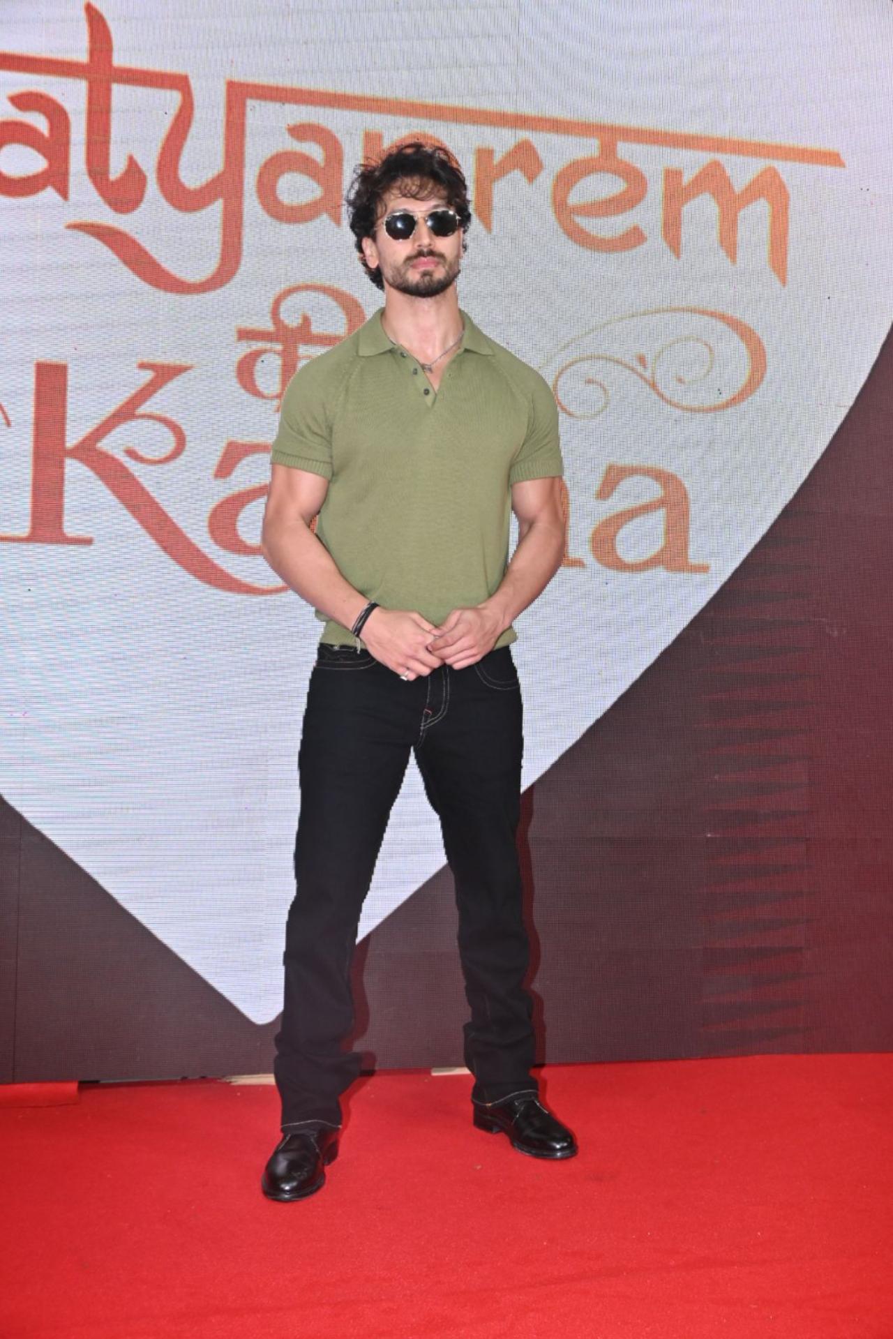 Tiger Shroff kept it casual in an olive green polo T-shirt and black denim. He was seen greeting actor Darshan Kumar and comedian Kapil Sharma at the screening