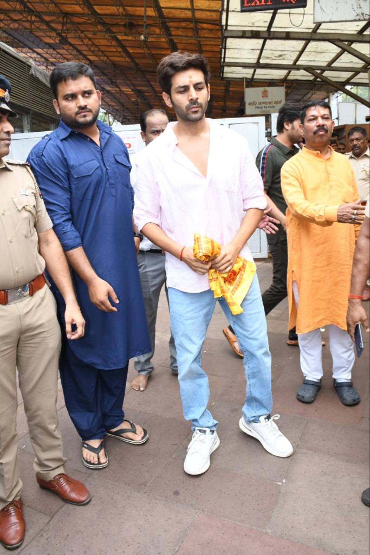 Kartik Aaryan has been following the ritual of seeking blessings from the Lord at Siddhivinayak temple on release day. Earlier this year, he had visited the temple on the release day of his film 'Shehzada'
