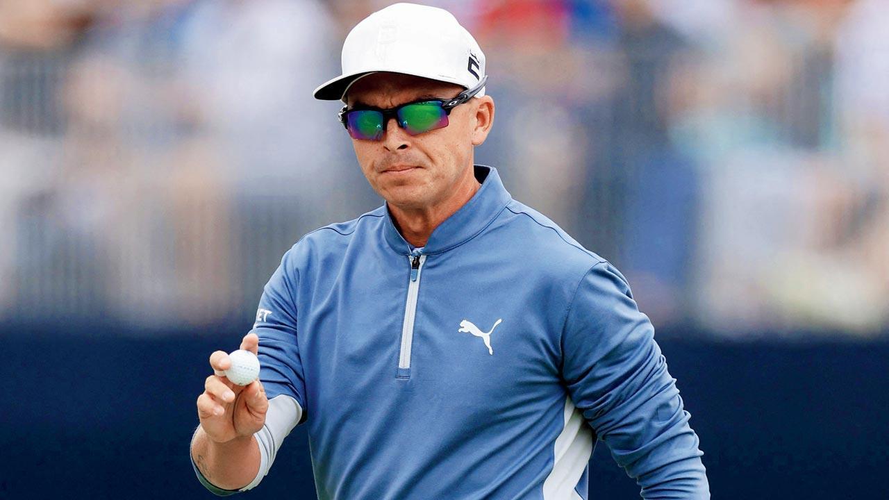 Fowler, Schauffele share lead on record score of 62
