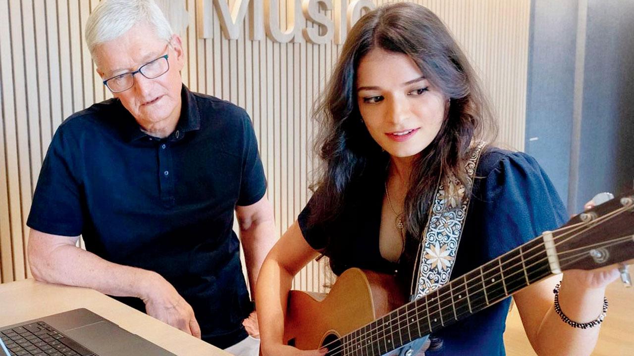 Manoj shows off her skills to Tim Cook. Pic Courtesy/Instagram