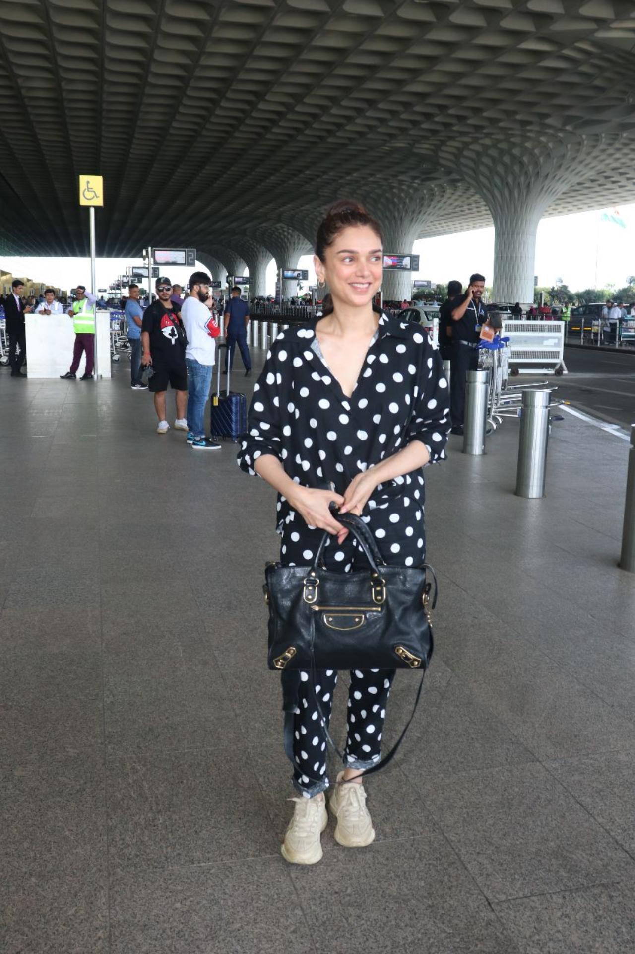Aditi opted for a black comfortable looking lounge wear. As she posed for the paparazzi, the photographers requested her to pose with Siddharth to which she responded, 