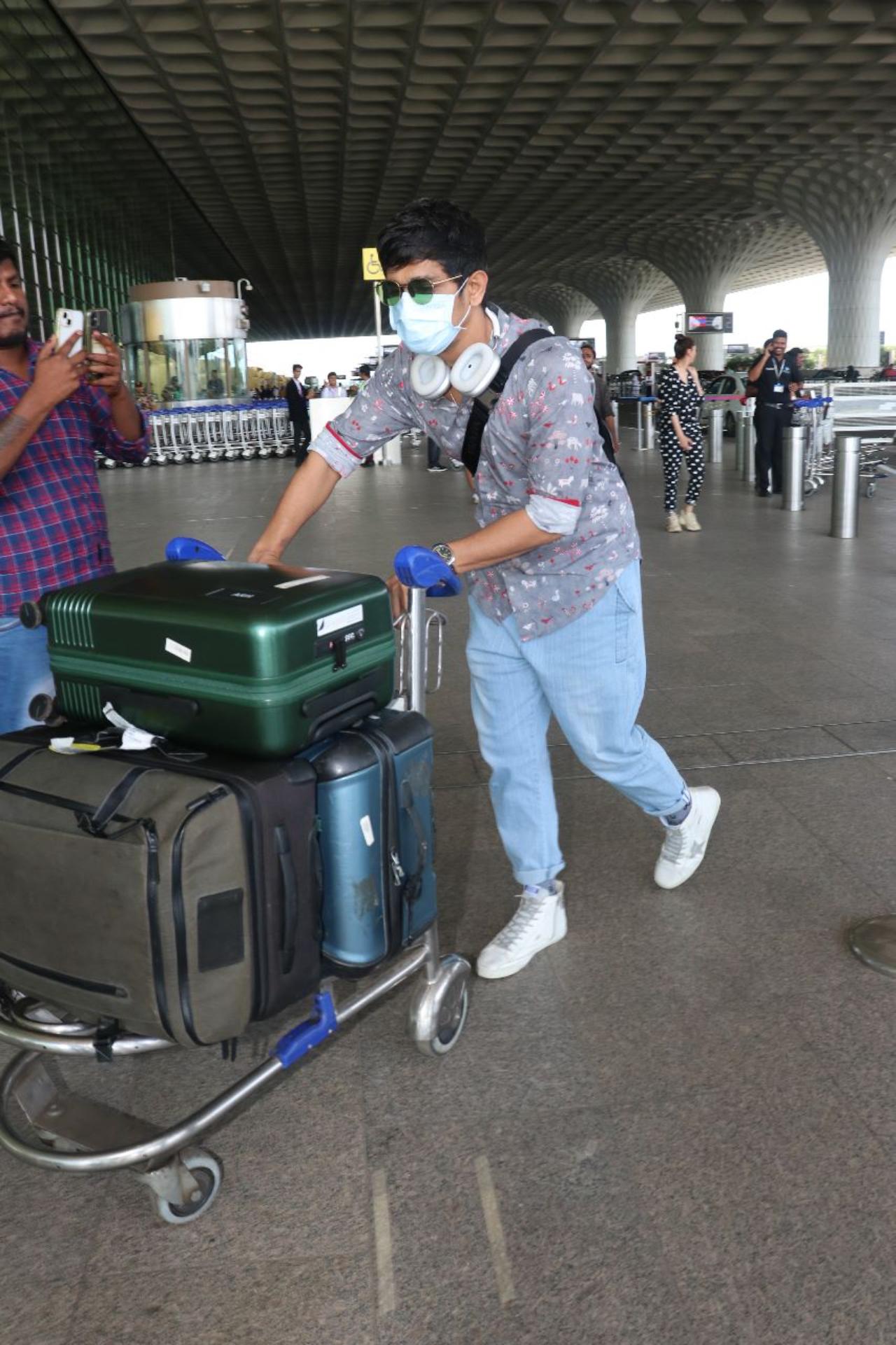 Actor Siddharth, whom Aditi is rumoured to be dating, was also seen at the airport with her. The actor was seen pushing a luggage carrier carrying three suitcases. He was seen wearing a mask and had headphones around his neck. The actor did not wait to pose for the paparazzi