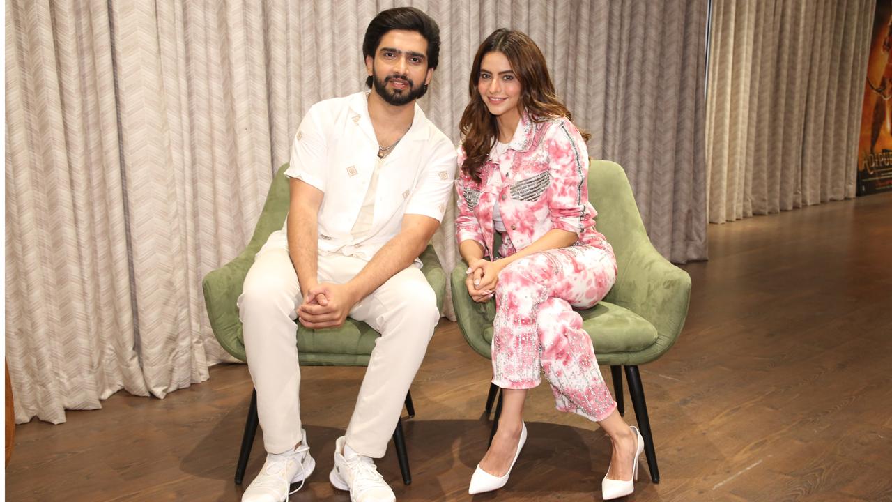 Amaal and Aamna go on to reveal their idea of a perfect date and what they miss most about 90s romance. Amaal says he wants to plan a date in the middle of the ocean.