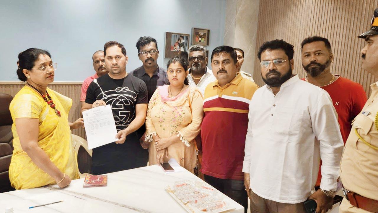 Parents and Sena workers give a letter regarding the issue to principal Reshma Hegde