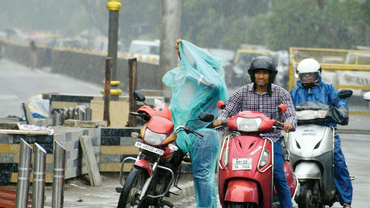 Rain lashes motorists near Sena Bhavan in Dadar on Sunday. Pics/Ashish Raje