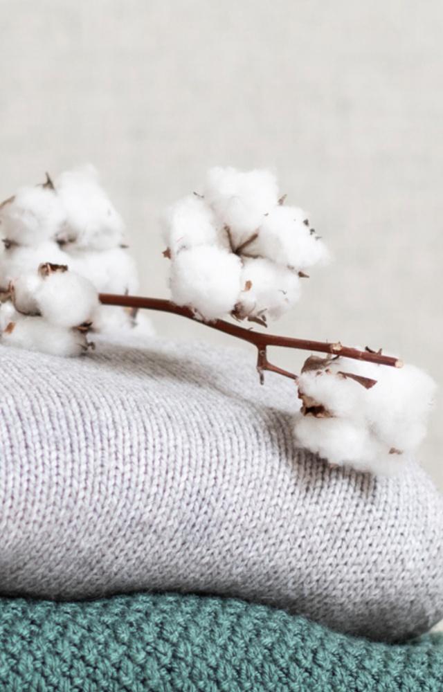 Loose-fitting cotton clothes help keep the baby`s skin cool and dry. Cotton is a gentle fabric that is less likely to cause skin rashes or allergies