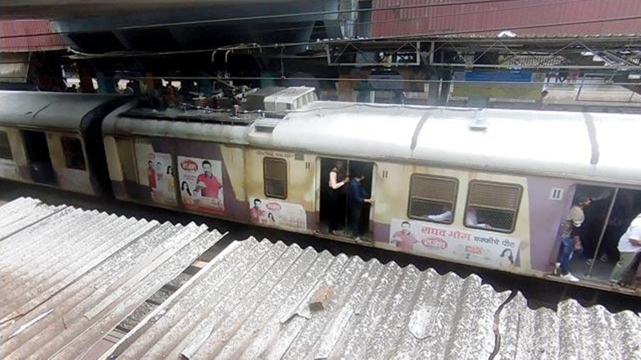 Commuters at Dombivli said that since the railways changed the coach numbering, trains now halt at the extreme end of the platform, which has no roof. “The monsoon is here, but there is no roof at Dombivli station,” commuter Vruddhi Patel said.
The station also has a platform height issue. “Most of the platforms are still not commuter-friendly. The authorities should have inspected the platforms before making the changes,” Ravikant Sinha, another commuter, said. Pic/Vruddhi Patel