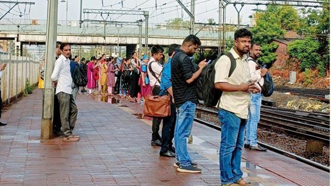 Railway authorities have promised to would look into the matter and fix all the lacunae. “We are on the job and all the work will be completed in a time-bound manner effectively,” an official said. 
“Ghatkopar and Dombivli station have roofs as per the norms and the ongoing work is temporary for the betterment of the stations,” CR Chief Public Relations Officer Dr Shivraj Manaspure said. Pic/Vruddhi Patel