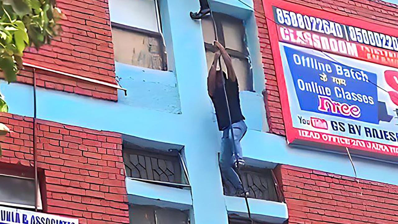 The panic-stricken students are seen climbing down from the top floor of the building with the help of ropes. Smoke can also be seen coming out of that floor. Ropes on the other side of the building were also used by the students to come out of the premises