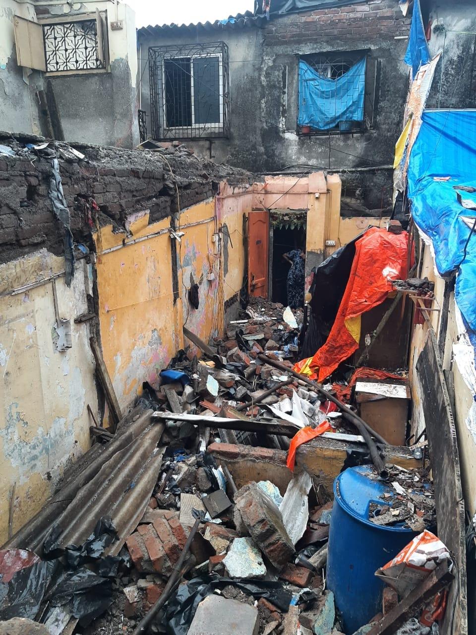 According to officials, the collapse took place in Chawl No. 21, near the Dr. Ambedkar Statue in Ramabai Ambedkar colony. The injured individuals were immediately rushed to the nearest hospital and are reported to be stable.
 