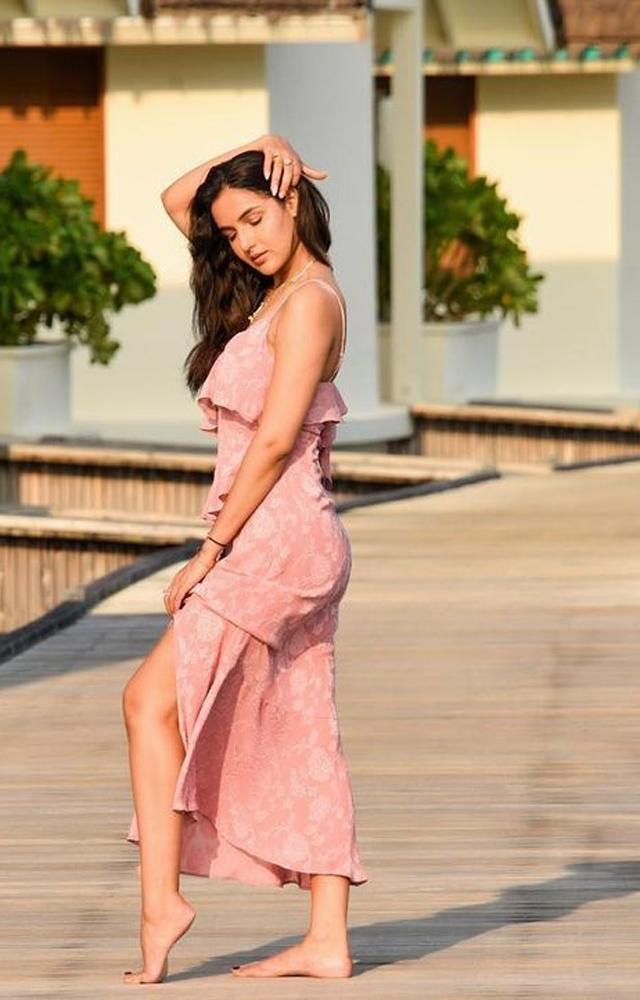Doesn`t Jasmin look beautiful as she poses by the sea?