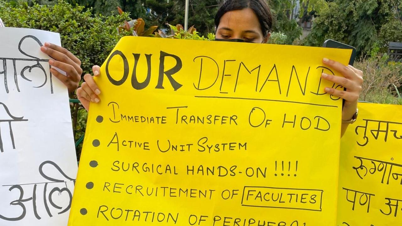 The resident doctors had written to the dean complaining about several issues, including lack of surgical hands-on experience, academic and research activities, unpleasant and obscene language directed towards them, and much more by the top faculty
Also Read: Mumbai: JJ doctors go on indefinite strike