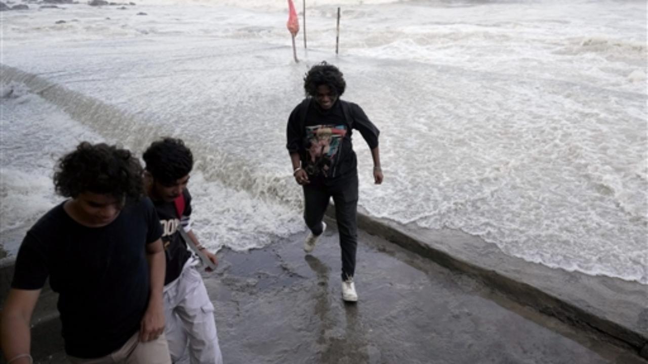 Relief Commissioner Alok Pandey told reporters that the government is constantly working to ensure that there is no loss of life due to the weather phenomenon