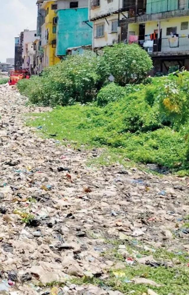 They also alleged that the civic body doesn’t provide any proof of the desilting work carried out at a particular spot after complaints are made