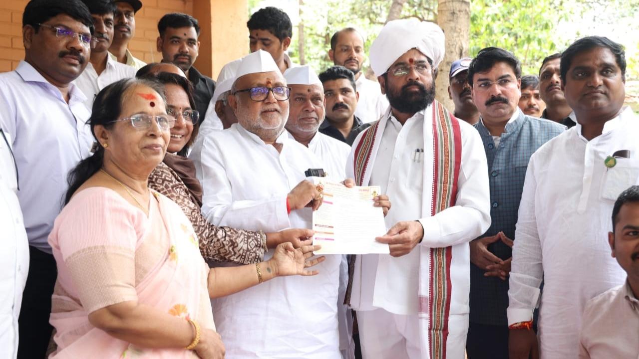 On this occasion, the co-chairman of the temple committee, Gahininath Maharaj Ausekar, along with other members of the committee met CM Eknath Shinde to visit him