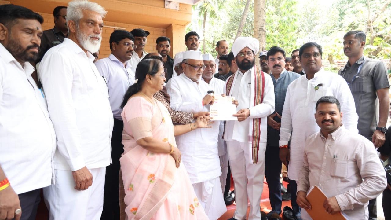 Chief Minister Eknath Shinde was felicitated in a traditional way by the committee members