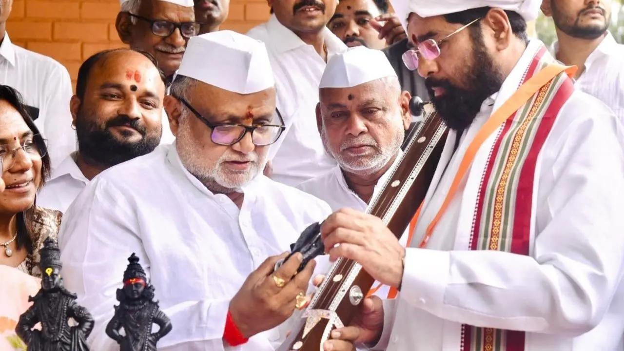 Ashadhi Ekadashi 2023: Warkaris to be covered for insurance during procession, announces Maharashtra govt