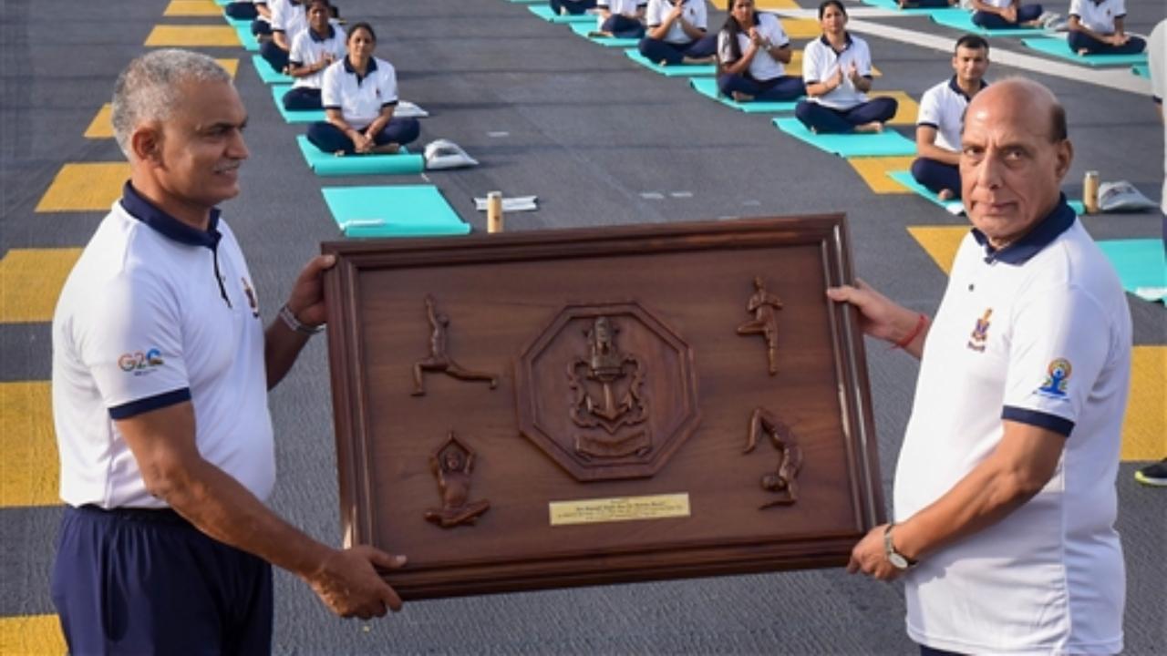 Defence Minister Rajnath Singh being presented a memento by Chief of Naval Staff Admiral R Hari Kumar
 