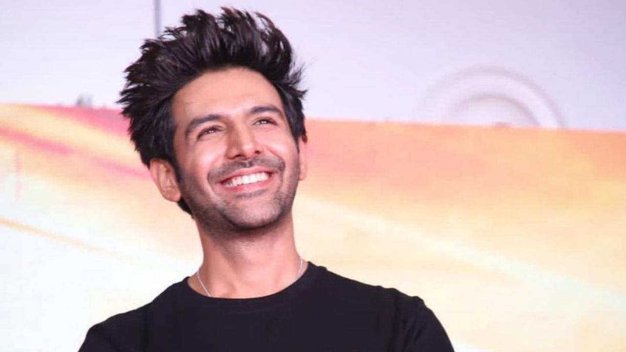 Kartik Aaryan flies economy class ahead of 'Satyaprem Ki Katha' release, netizens call it publicity stunt