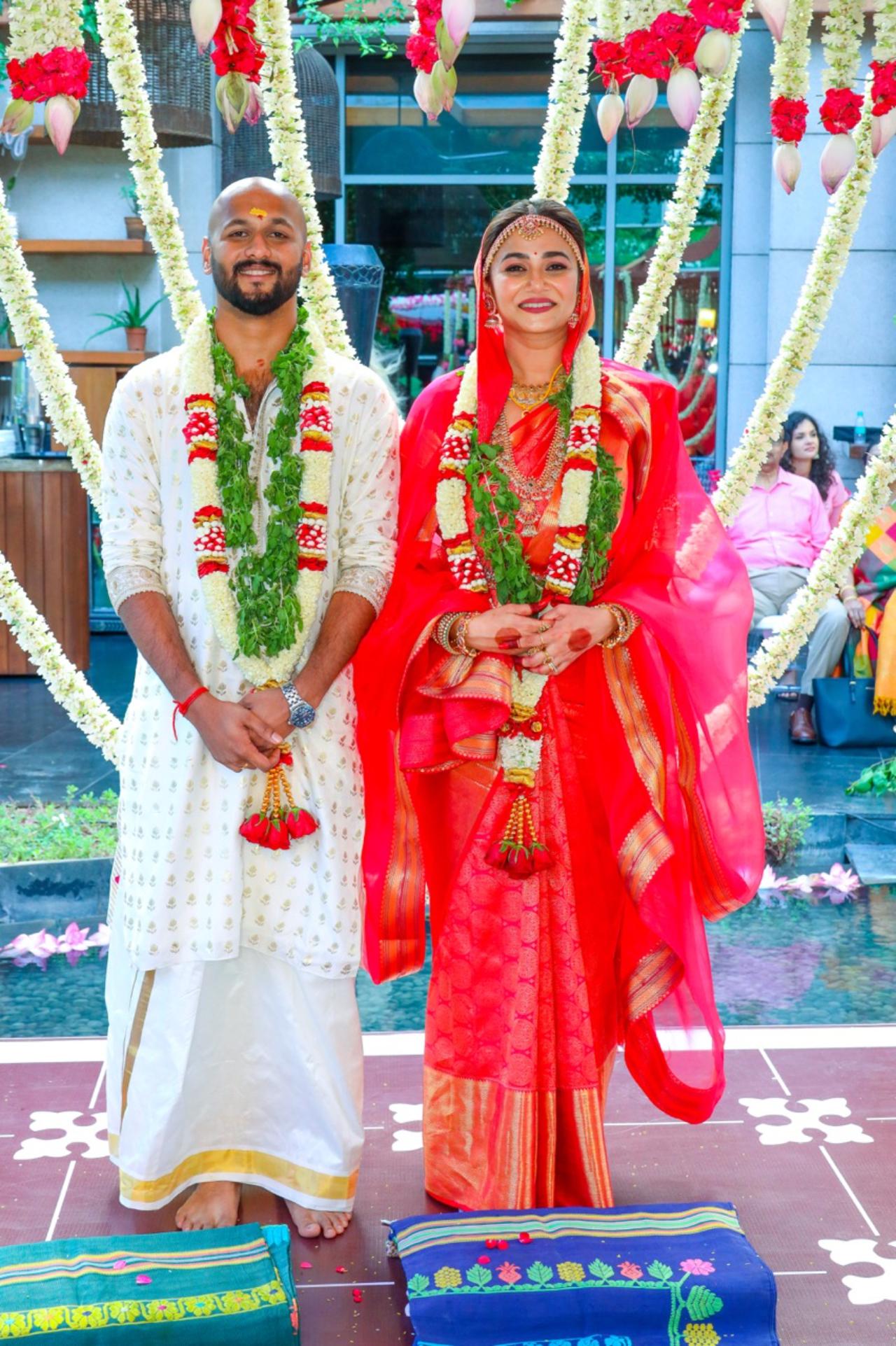 Santhana Krishnan opted for a white outfit whereas Manini Sharma wore a printed red saree with golden border 