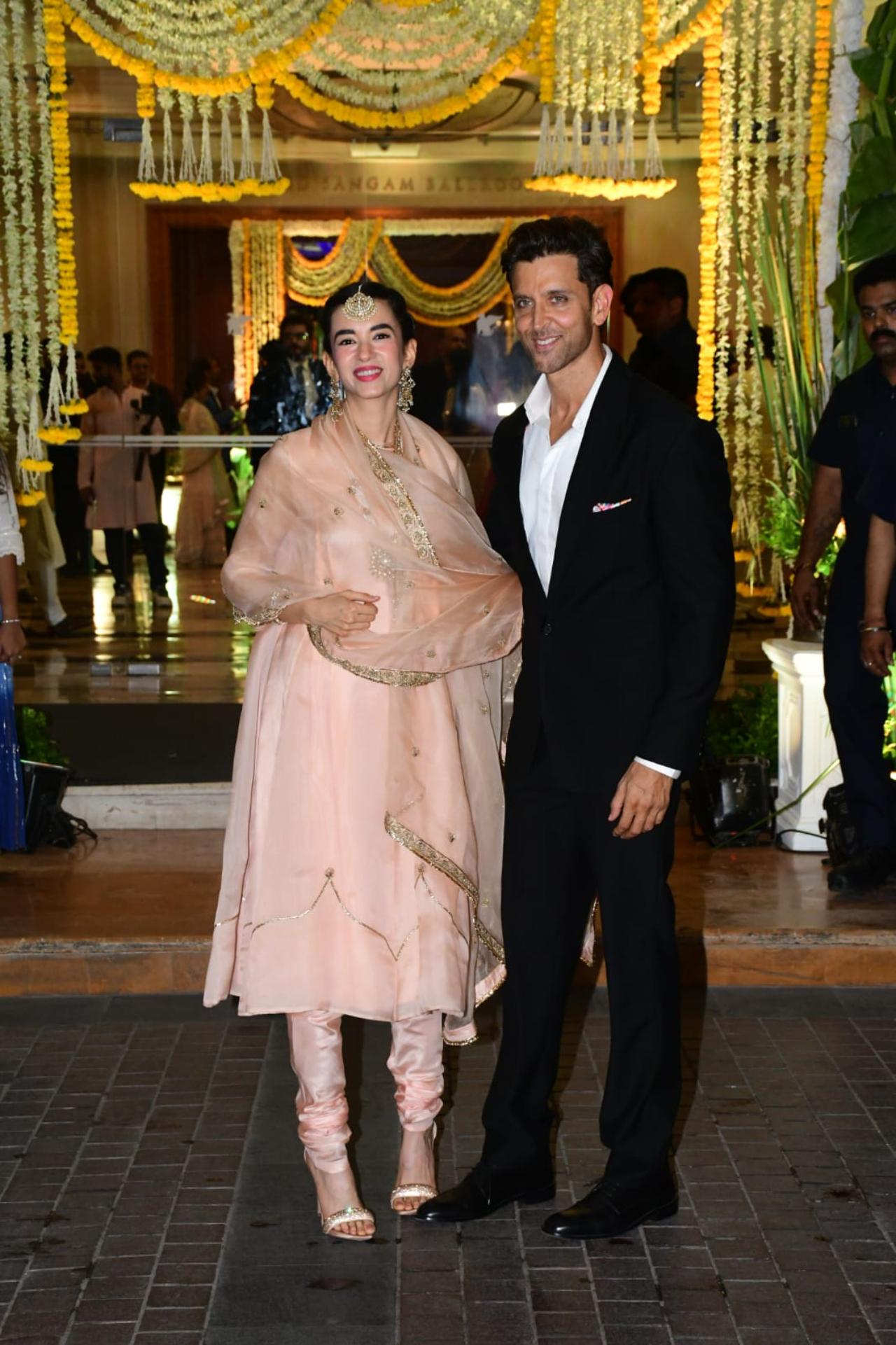 Hrithik Roshan and Saba Azad were all smiles as they posed together. The couple blushed as the paparazzi called them a 'lovely jodi'