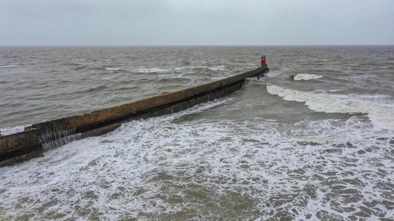 The met department has predicted extremely heavy rainfall accompanied by strong winds in coastal parts of the Saurashtra-Kutch region, especially in the districts of Kutch, Porbandar and Devbhumi Dwarka