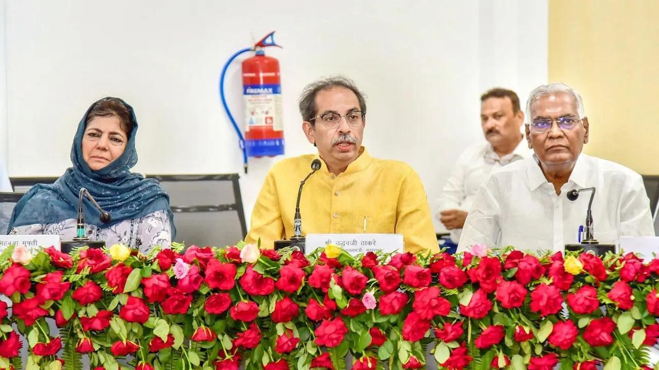 Uddhav slams Fadnavis, says sat next to Mehbooba Mufti on purpose