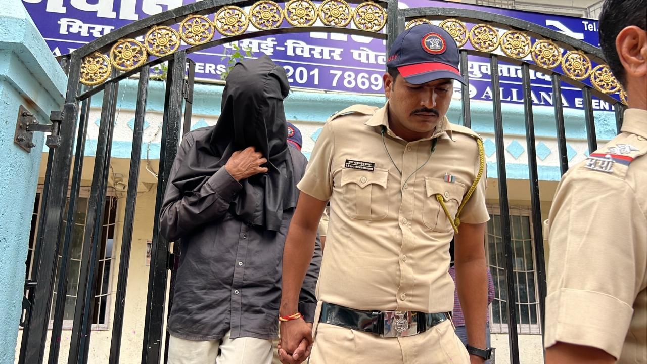 The accused was produced in a Thane court on Thursday. Pics/Hanif Patel