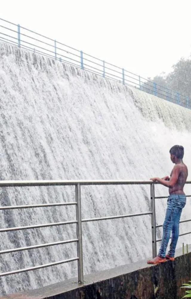 Oon paus (Marathi): Rain during sunshine