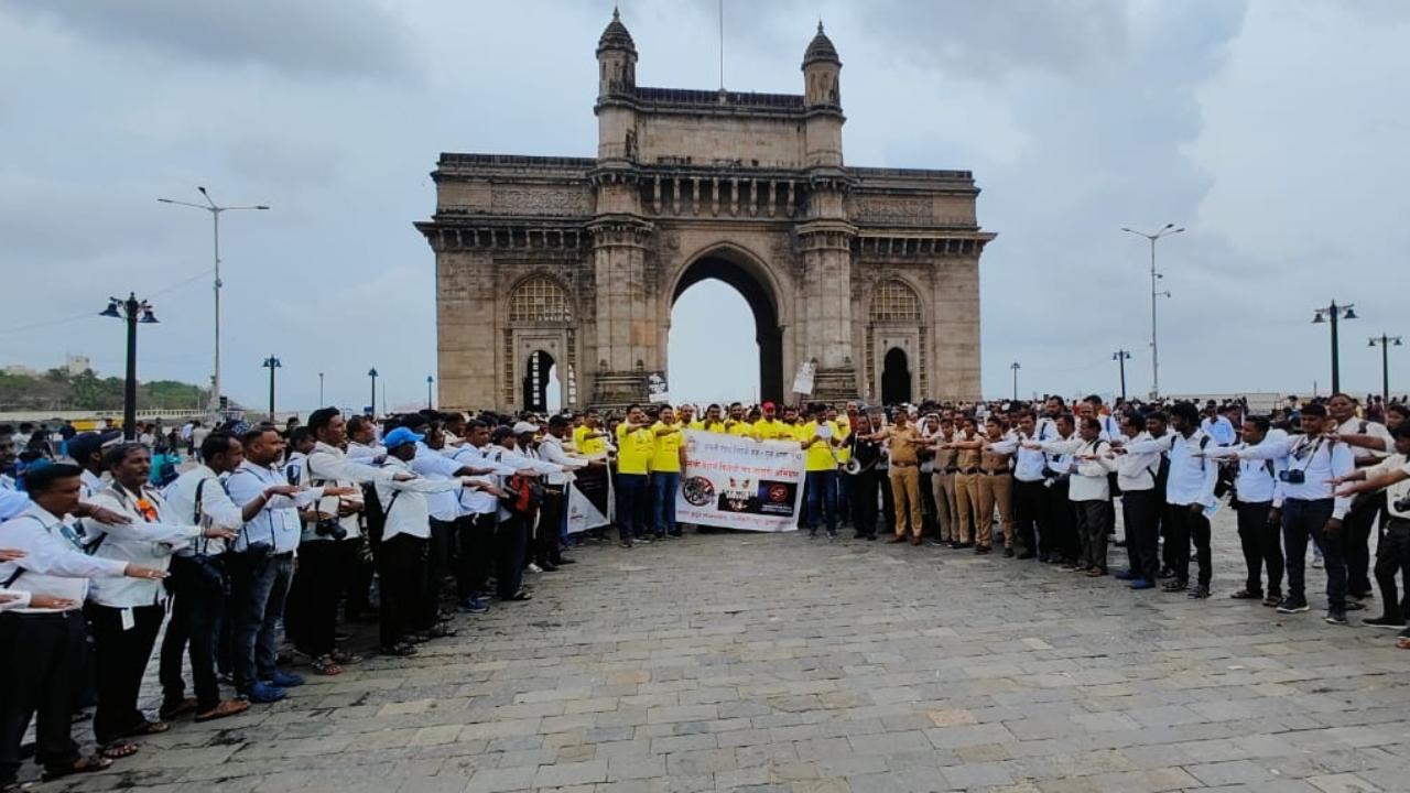 Hundreds were seen participating in the campaign on Monday. Pics/Mumbai Police
