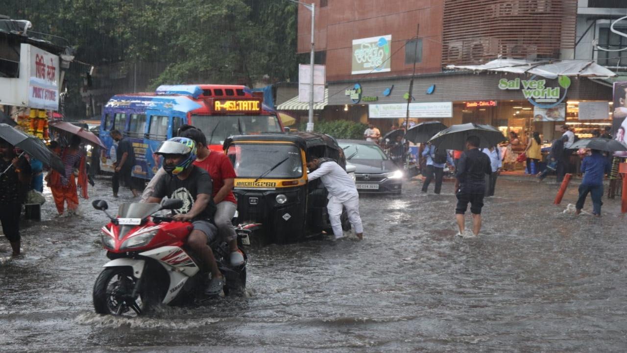 Mumbai rains: Two die of drowning in drain; traffic snarls, several incidents of trees falling, short circuits reported