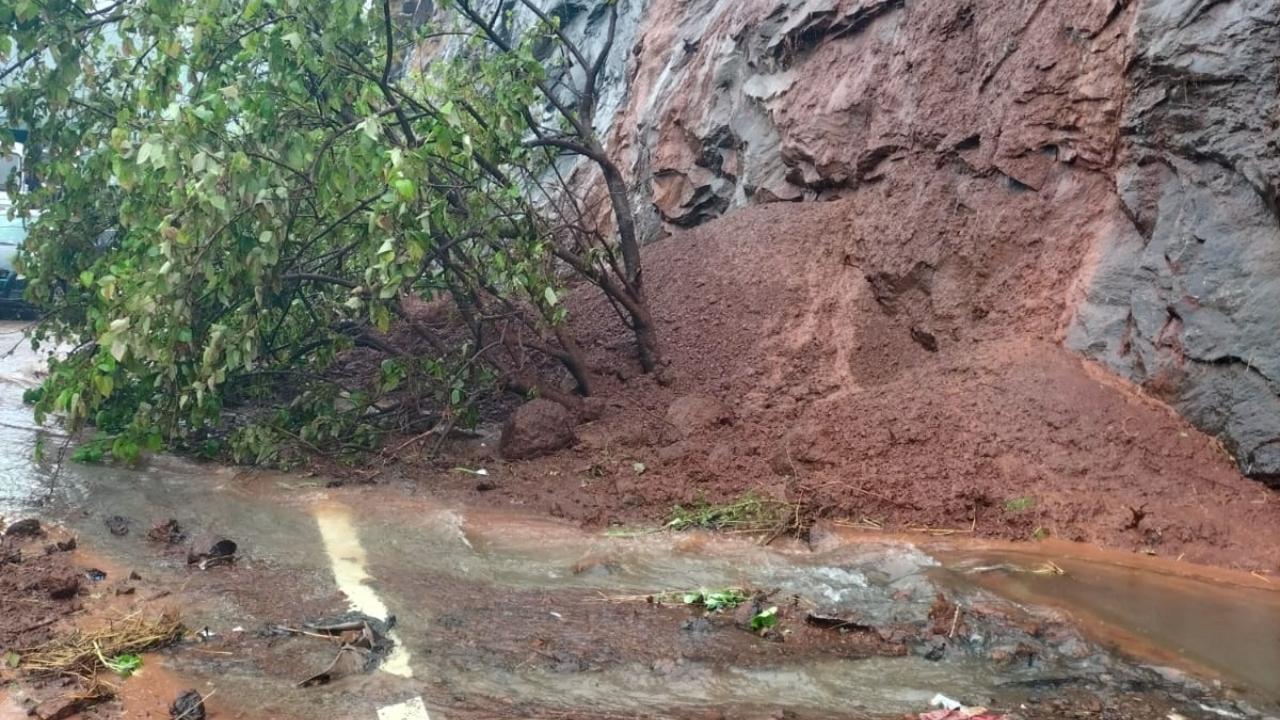 The huge piece of rock crashed onto the road around 3.30 pm and brought along mud and stones, said the official from the disaster management cell of Thane Municipal Corporation